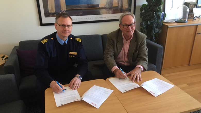 Patrik Ahrlin, lokalpolisområdeschef, och Anders Berngarn, kommunstyrelsens ordförande, skriver under medborgarlöftena för 2018. Foto: Polisen