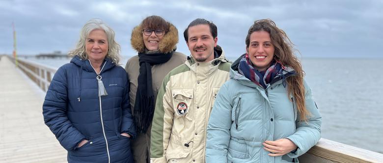 Pia Alexius, områdeschef Centralen, Narriman Janssen, fritidsledare med David Pervizi och Maria Nortes, EU-volontärer på Långa bryggan i Bjärred.