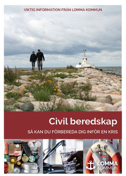 Omslag på folder Civil beredskap - par gående på piren i Lomma.