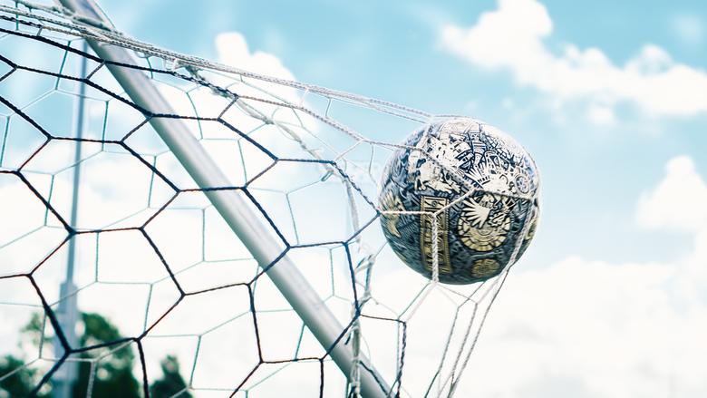 En fotboll fångas av nätet i ett fotbollsmål.