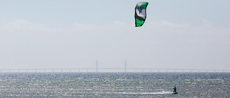 Kitesurfare ute på havet och Öresundsbron i bakgrunden