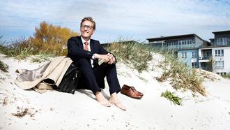 Kommunstyrelsens ordförande Robert WenglÅ½n vid stranden utmed hamnen i Lomma. Fotograf: Johan Bävman
