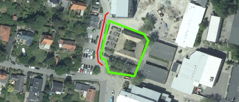 Det gröna sträcket visar byggstaketet som kommer att hägna in byggområdet. Det röda sträcket är en fålla för gång- och cykeltrafik. 