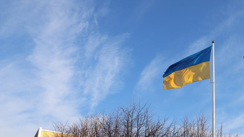 Ukrainas flagga på en flaggstång