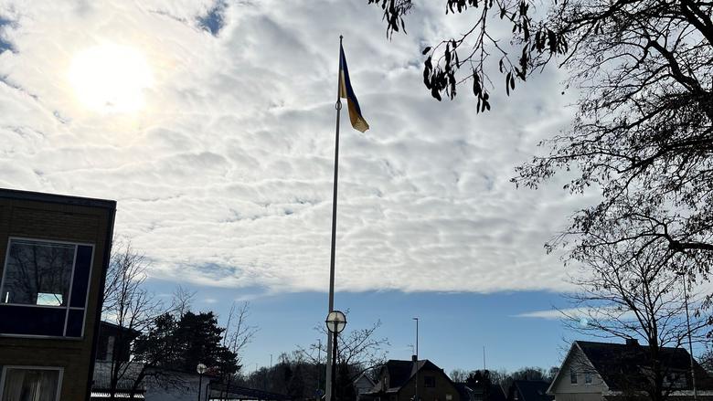 Ukrainas flagga hissad utanför Medborgarhuset