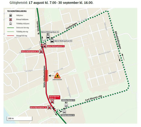 Karta över tillfälligt ändrade busslinjer och hållplatser mellan 17 augusti kl. 7.00 och 30 september kl. 16.00. Västkustvägen är avstängd för trafik vid ett vägarbete. Ersättningshållplatser och omledningsvägar är markerade.