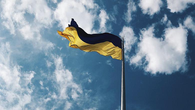 Ukrainas flagga mot blå himmel
