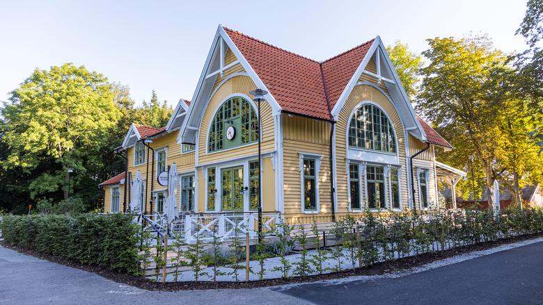 Nyrenoverade Bjärreds station med gul träfasad och orange tegel.
