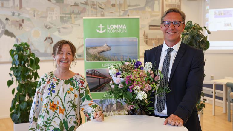 Helena Björn, miljöstrategiskt ansvarig, och Robert Wenglén, kommunstyrelsens ordförande blir gratulerade.