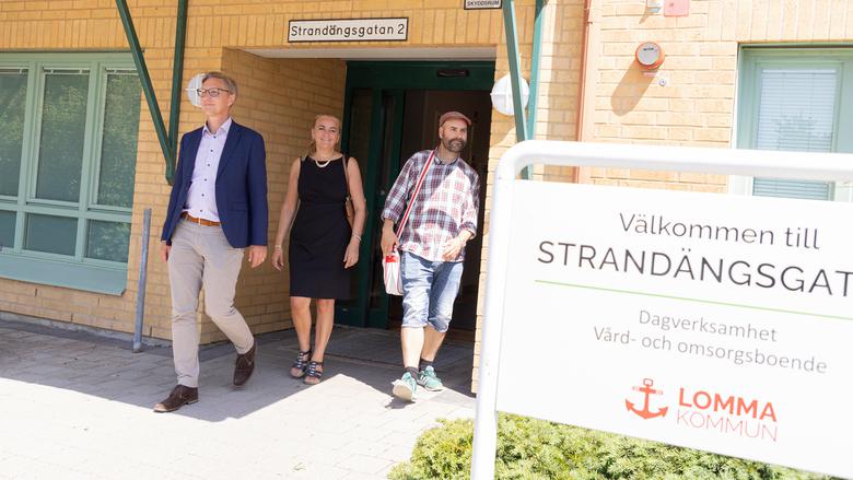 Entrén vid Strandängsgatan i Lomma. Robert Wenglén, Ajsela Music och Per Bengtsson på väg till nästa boende.