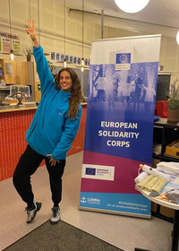 Maria vid en roll-up med texten European Solidarity Corps