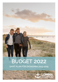 Omslag budget 2022, tre personer går på en strand