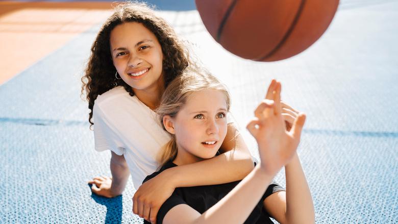Två flickor och en basketboll