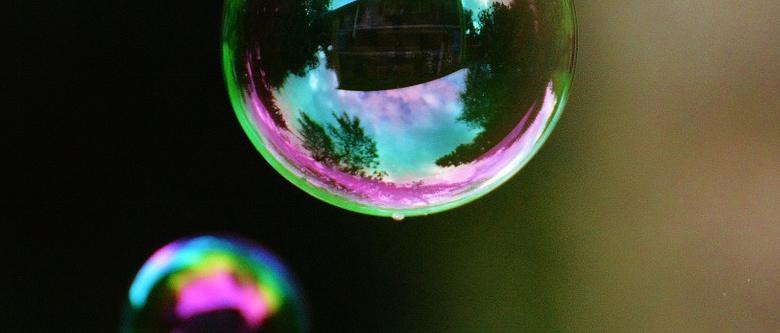 Såpbubblor med skimrande färger