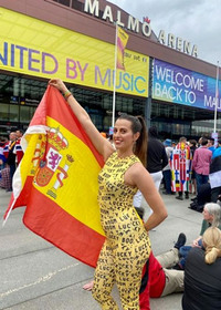 Maria med spansk flagga utanför Malmö arena.