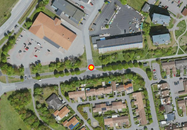 Karta över avstängningen på Tenngatan, markerad med röd och gul symbol. Omledning sker på platsen.