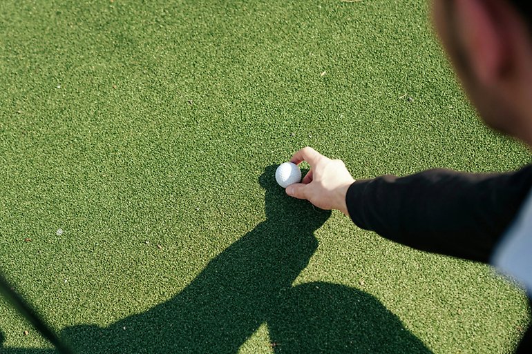 Fötter i sportskor som står på en löpbana